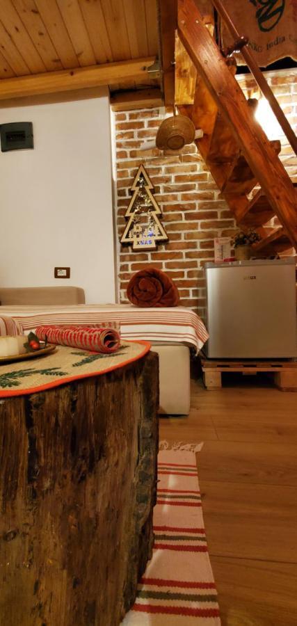 Relax Inn Korce Buitenkant foto
