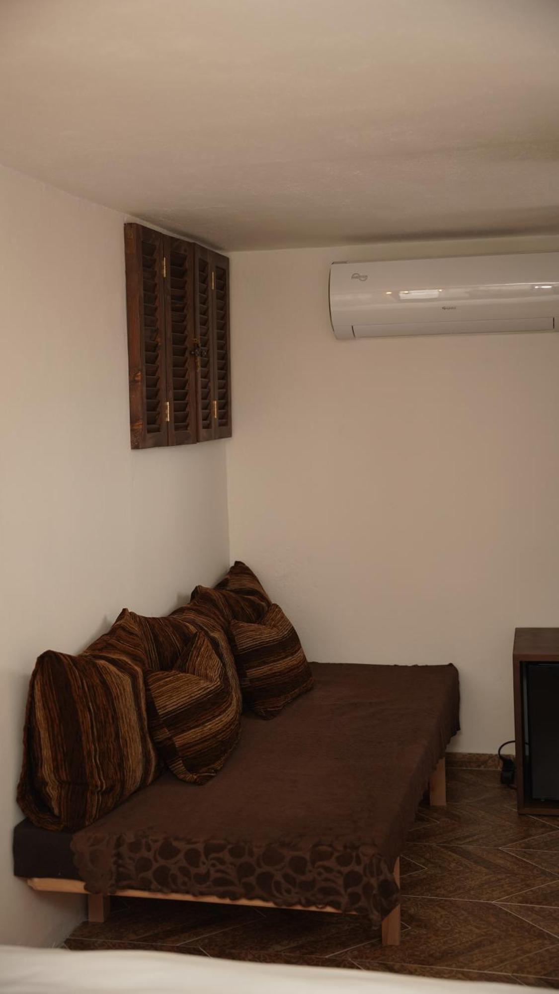 Relax Inn Korce Buitenkant foto