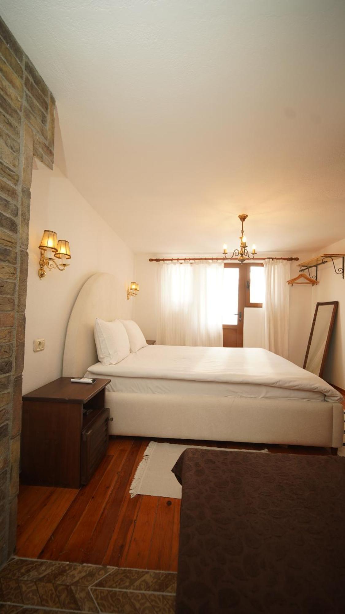 Relax Inn Korce Buitenkant foto